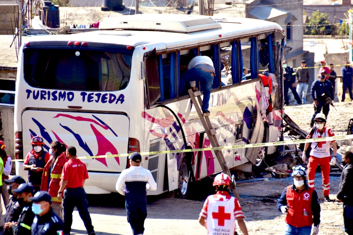 Eran peregrinos, 19 fallecidos en accidente de autobús en Edomex