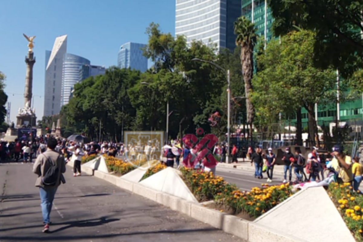 Grupos feministas protestan en la CDMX por feminicidios