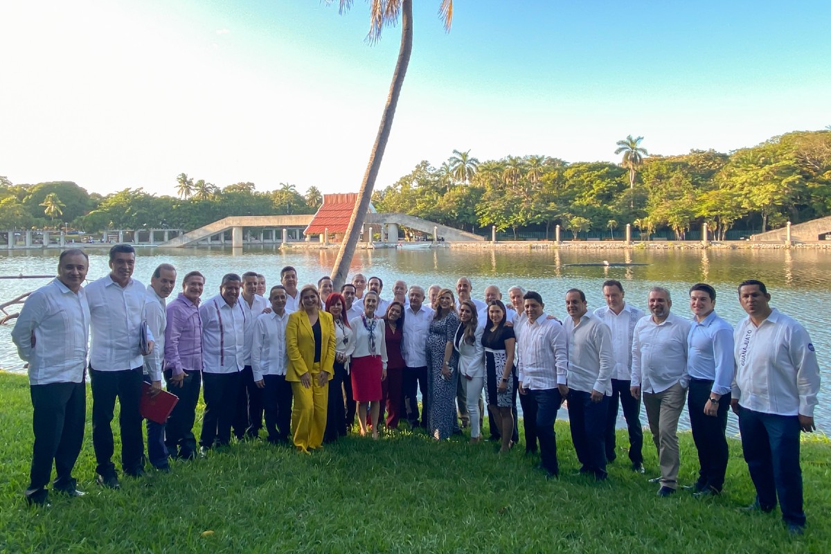 AMLO se toma foto con gobernadores, incluido Cabeza de Vaca