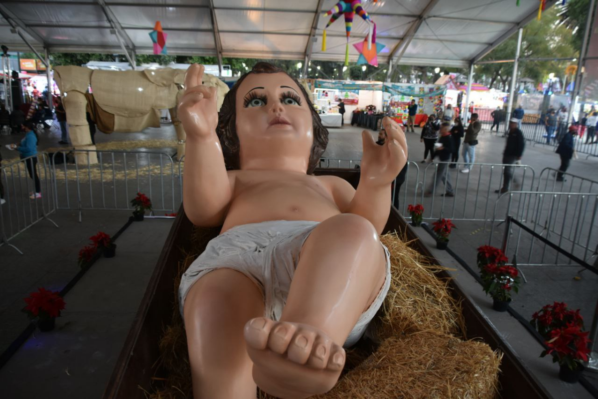 Exhiben gigantesco niño Dios en Macroplaza de Iztapalapa