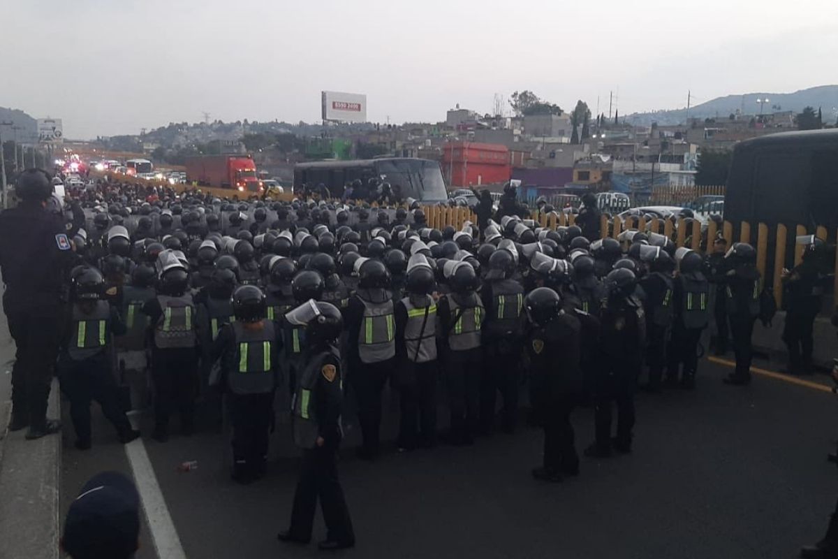 Policías forman un muro para evitar la entrada de migrantes en la CDMX