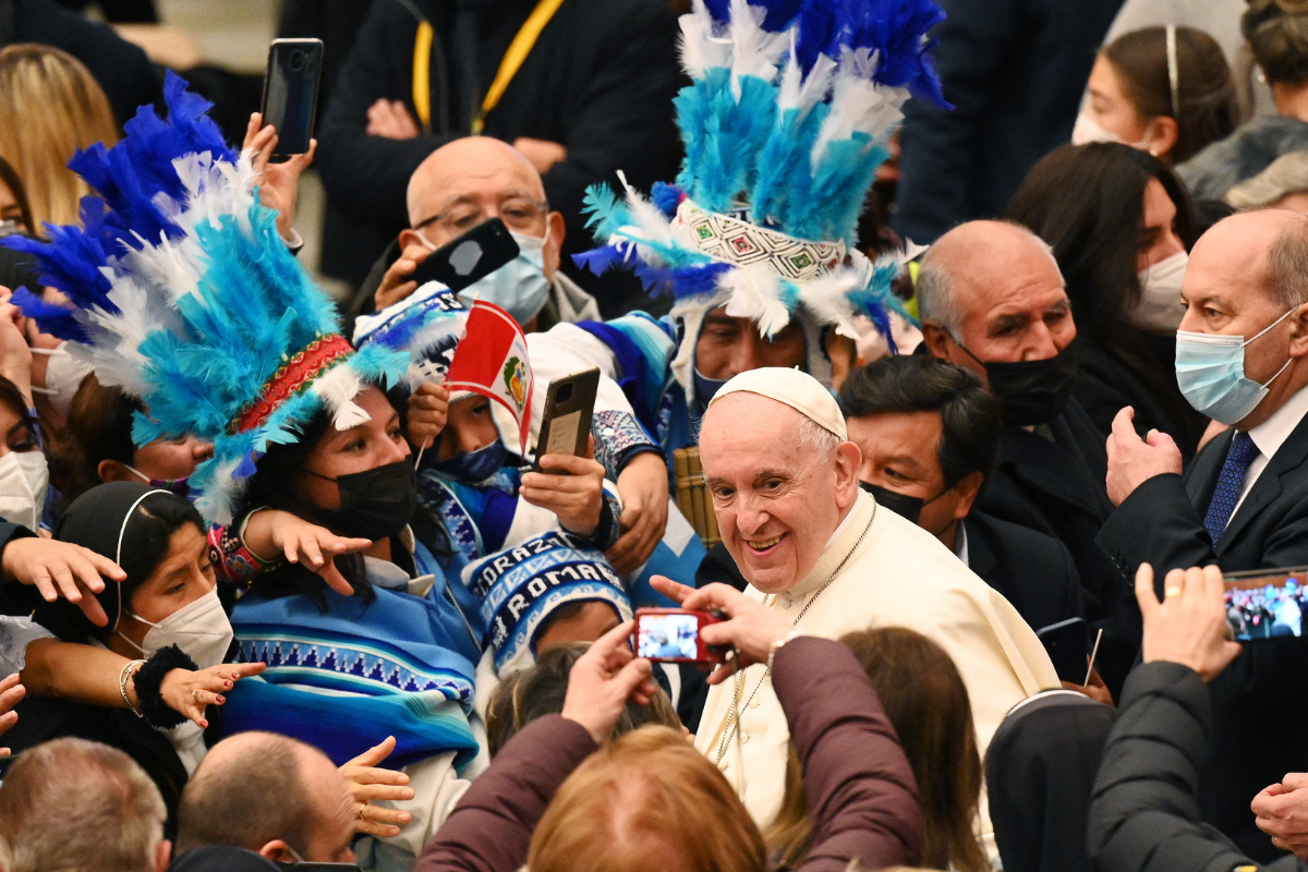 Papa Francisco cumple 85 años; recibe a refugiados de Chipre