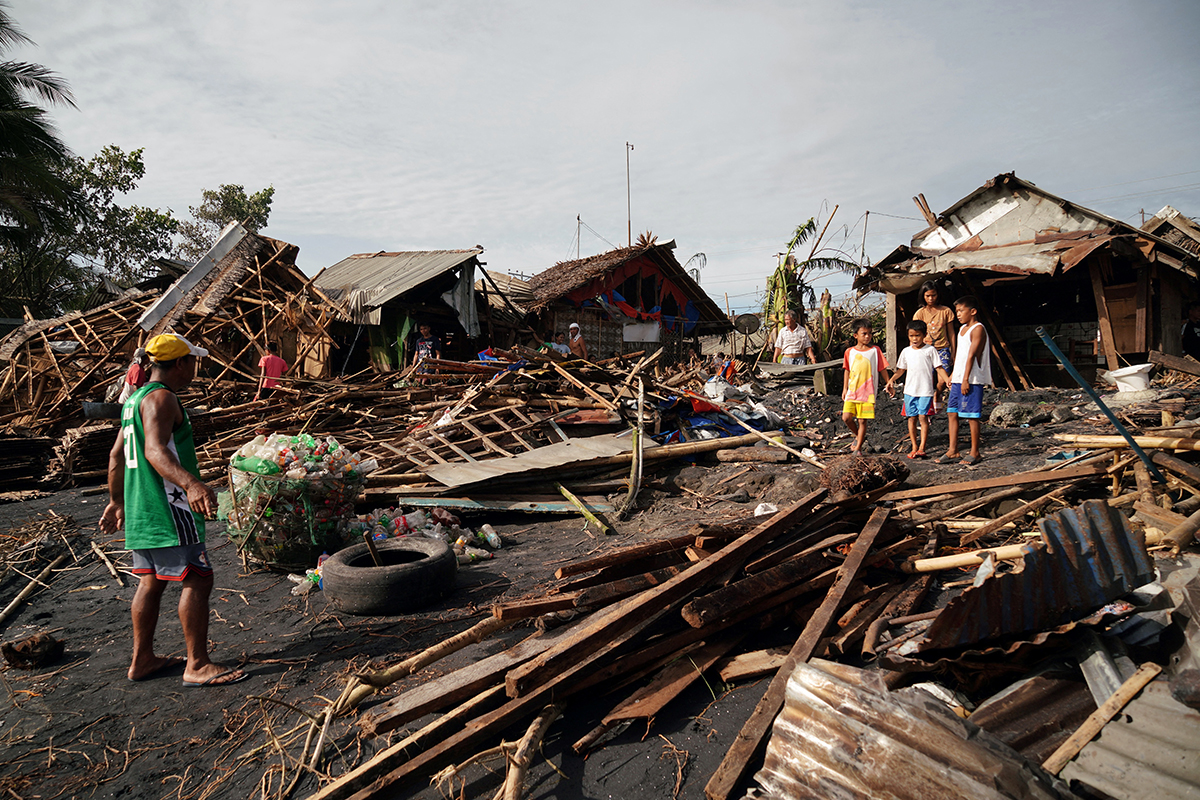 Supertifón en Filipinas deja al menos 33 muertos y más de 300 mil desplazados