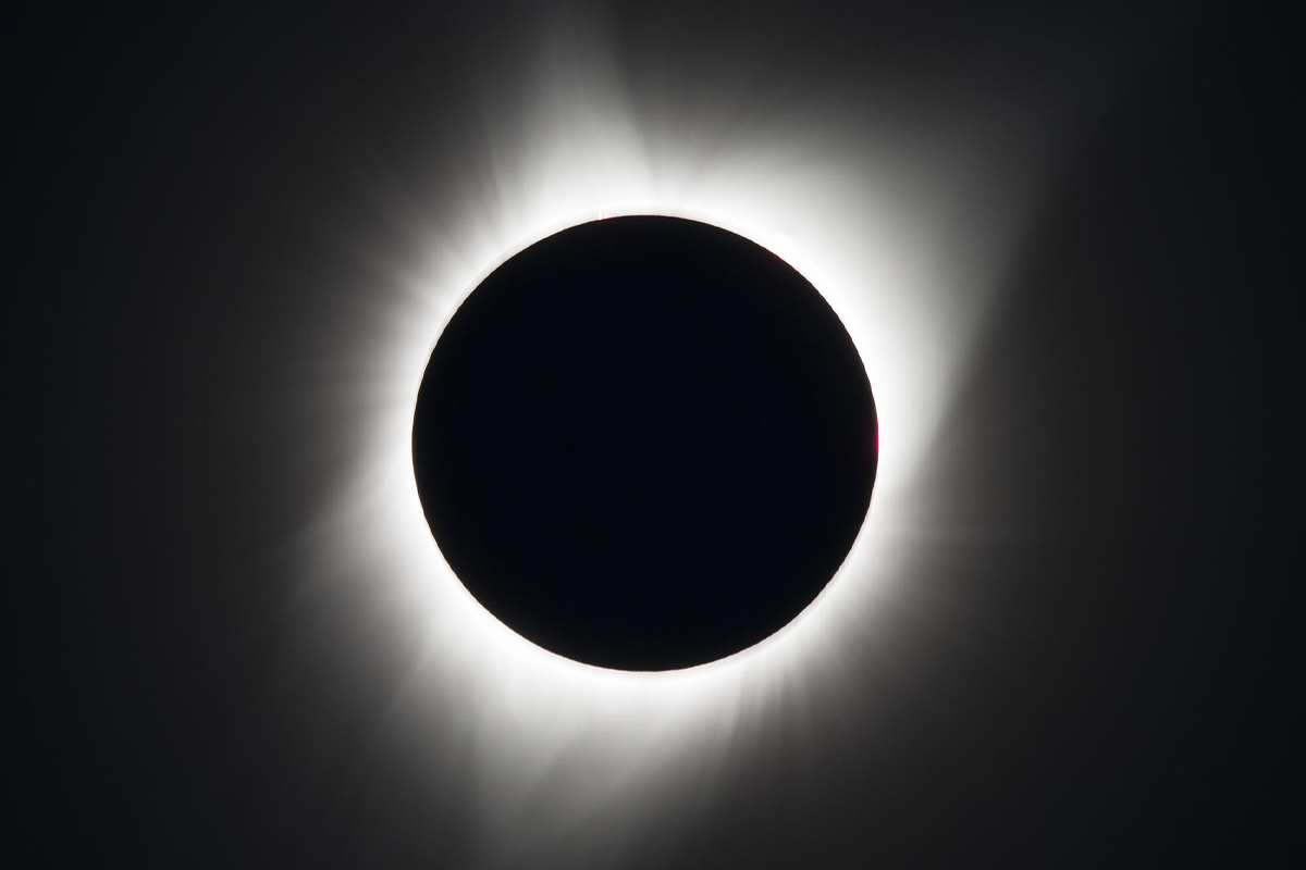 Eclipse solar total en la Antártida, se oscurece el día eterno del verano austral