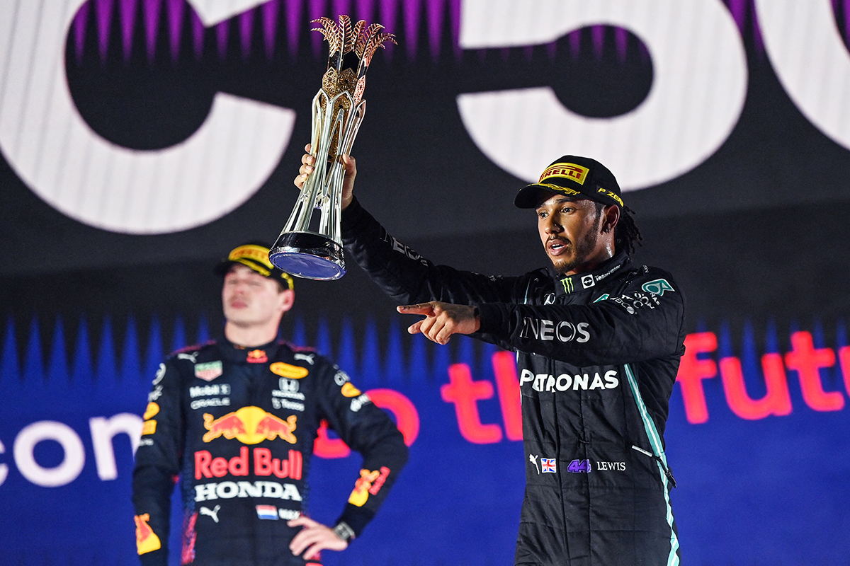 Hamilton gana caótico GP de Arabia e iguala a puntos con Verstappen antes de última carrera