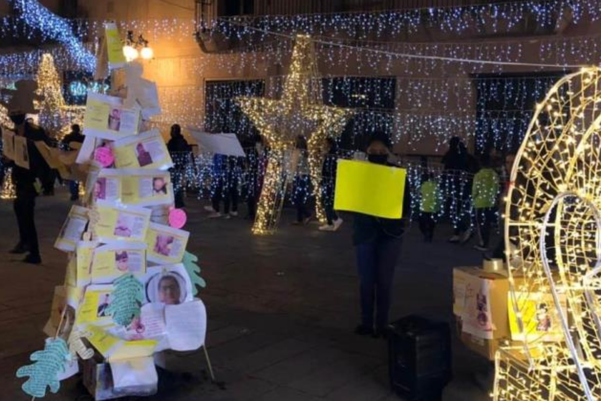 Exhiben a deudores alimentarios de SLP en árbol de navidad