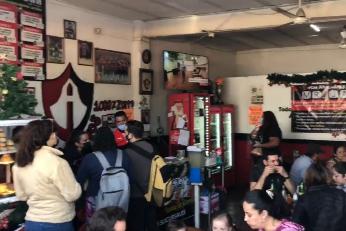 Después de 70 años, restaurante cumple promesa de dar comida gratis por campeonato del Atlas