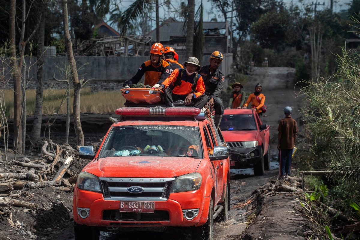 Nueva erupción del volcán Semeru en Indonesia interrumpe labores de rescate