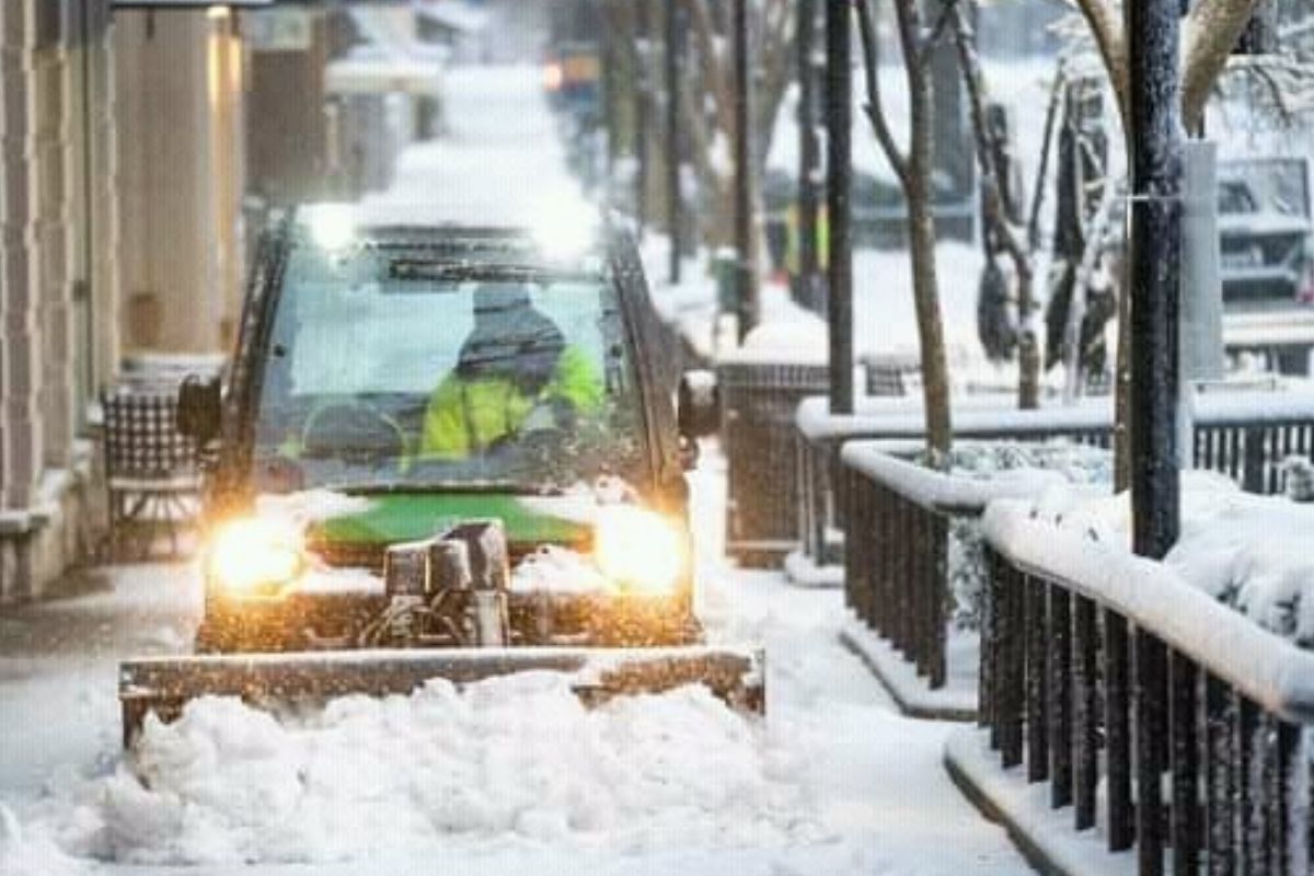 Cerca de 200 mil hogares sin luz por tormenta de nieve en el este de EU