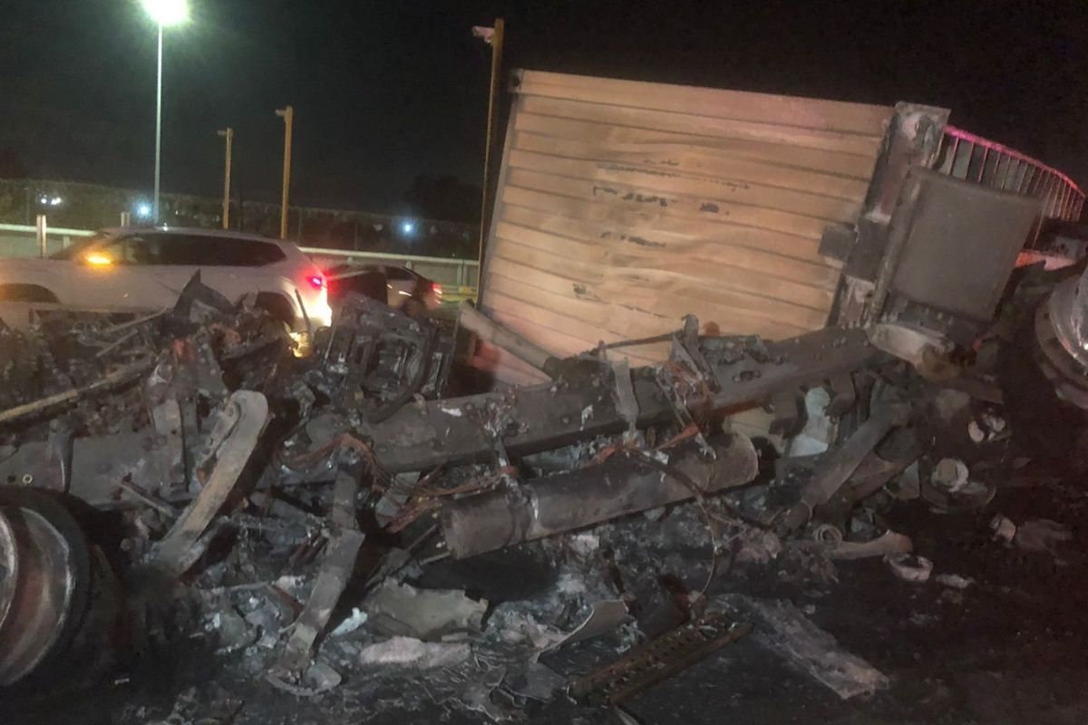 Tráiler se incendia al volcarse en caseta de la autopista México-Puebla