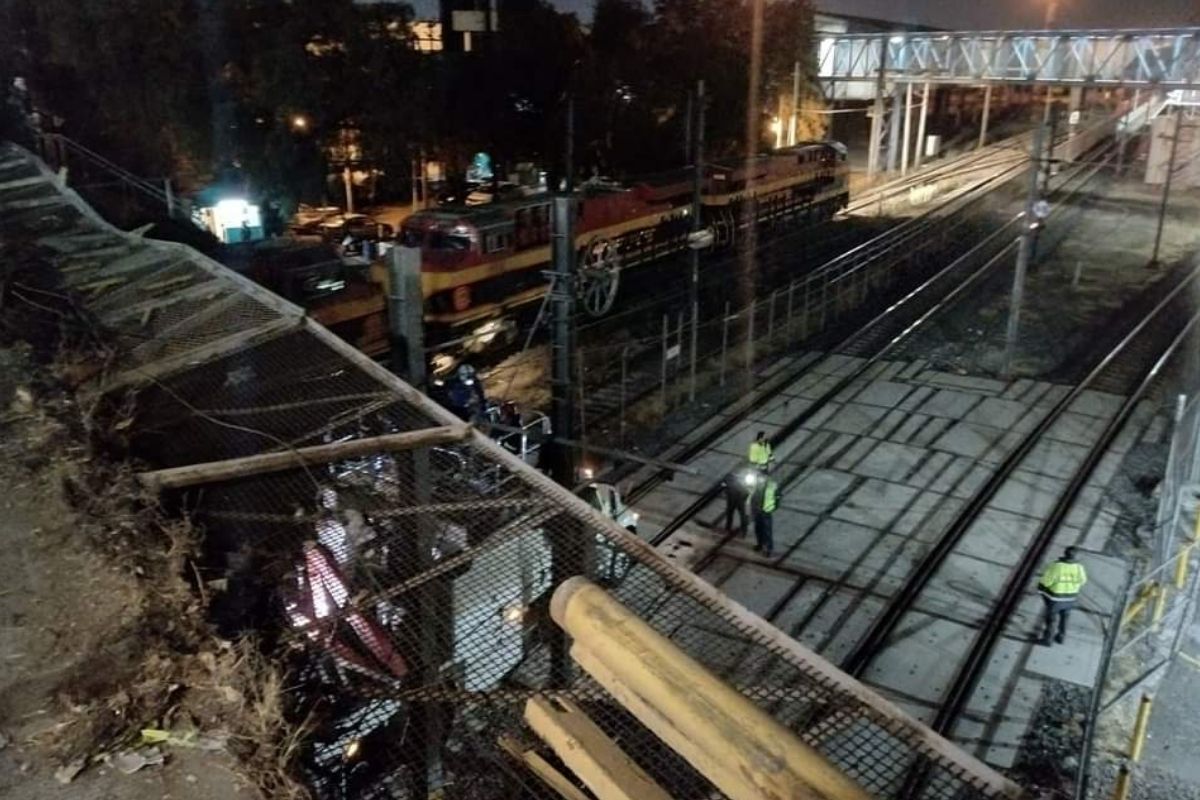 Camioneta cae sobre vías del Tren Suburbano y afecta operaciones