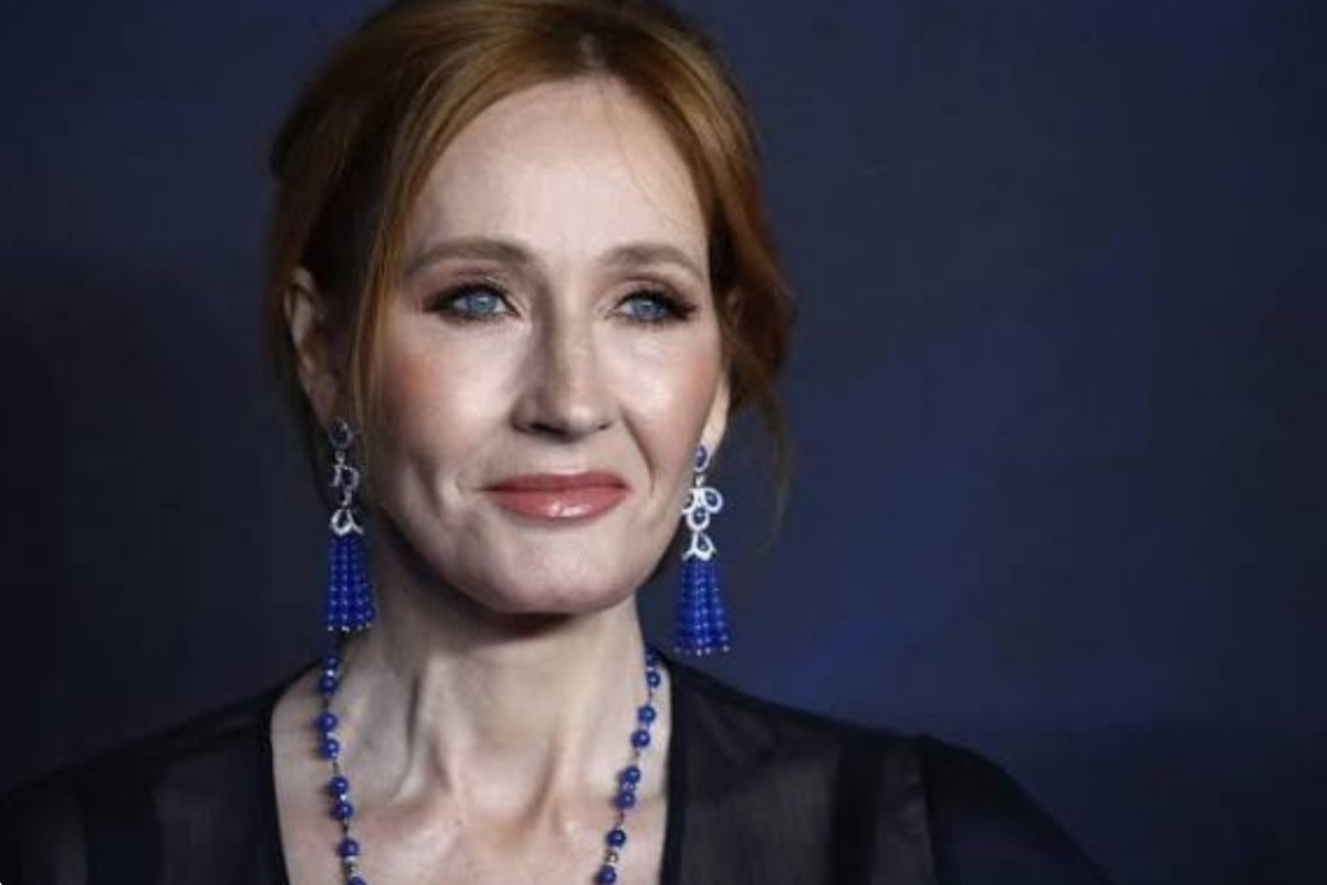 Escuela retira el nombre de J.K. Rowling de uno de sus edificios por acusación de transfobia