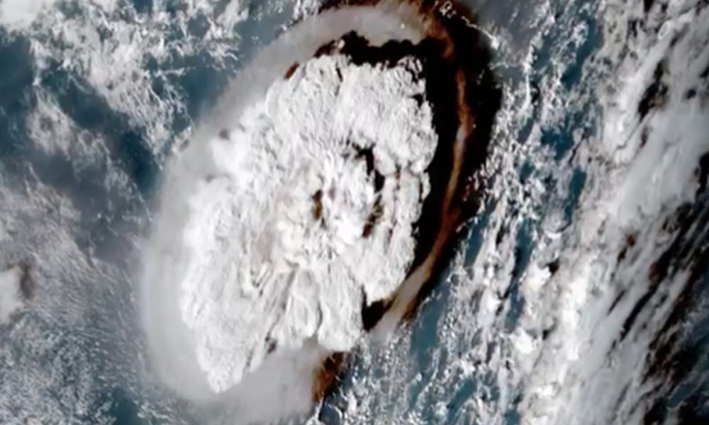 Volcán en Tonga hace erupción; habitantes huyen tras registrarse tsunami