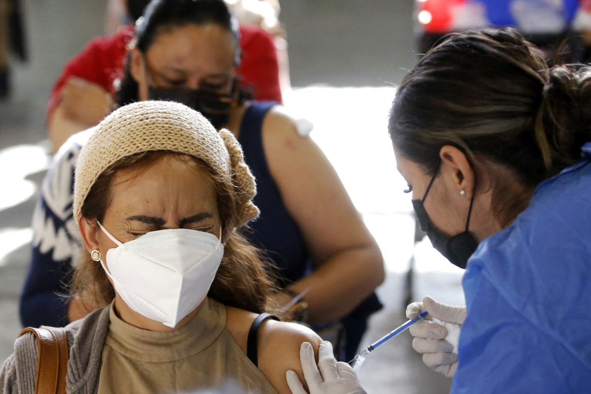 Cofepris advierte riesgo de daños por uso de vacunas clandestinas contra Covid-19