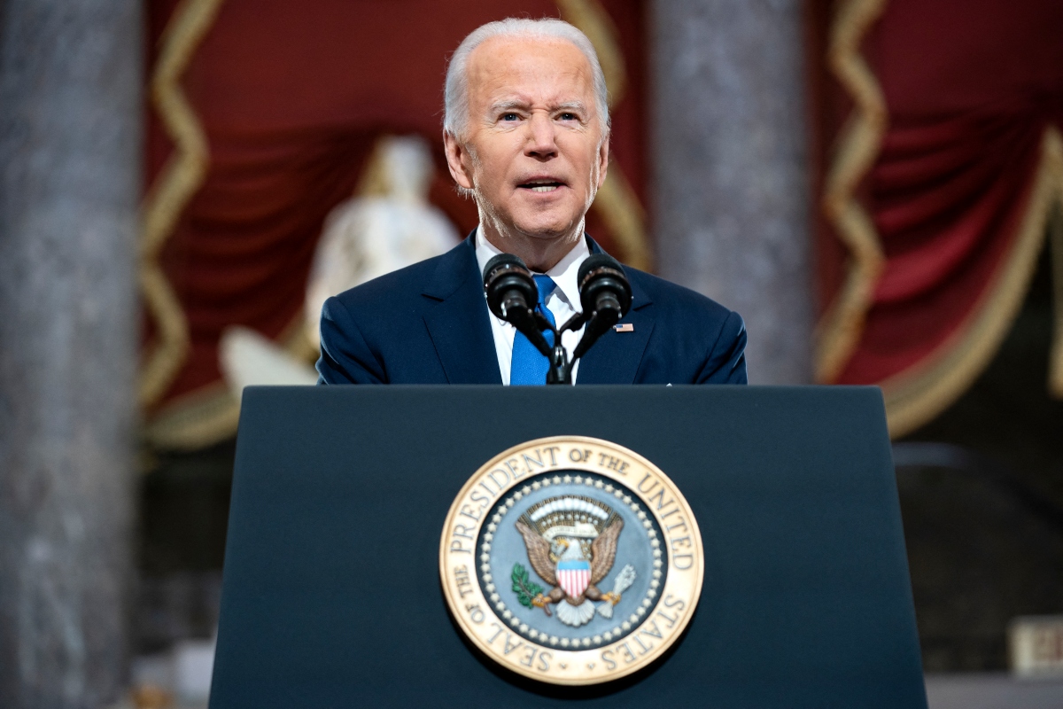 Biden ataca a Trump y promete defender la democracia