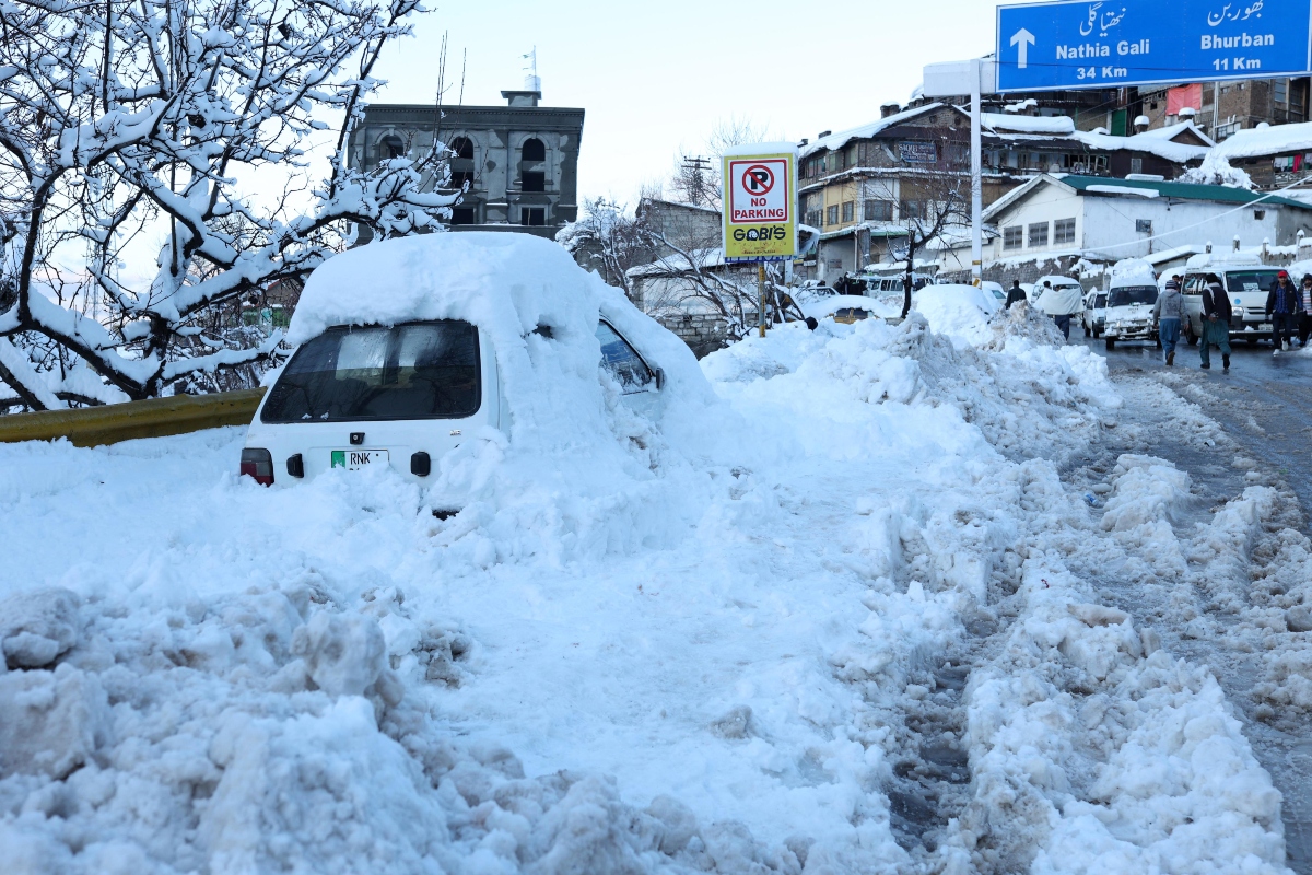 Al menos 21 personas murieron atrapadas en sus autos por tormenta de nieve