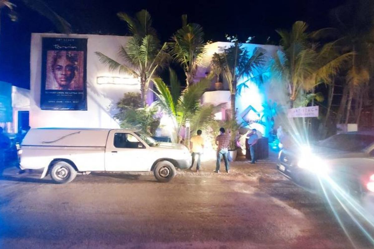 Hombres armados asesinan a dos hombres en restaurante de Tulum