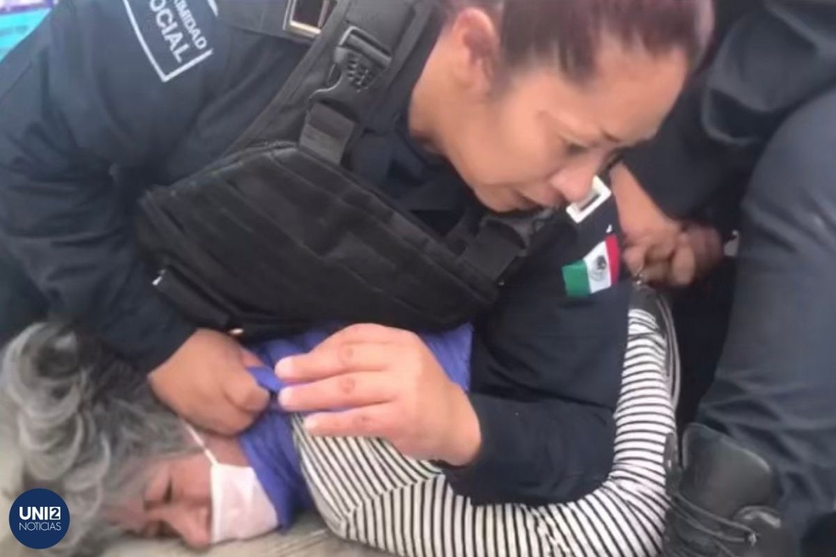 Con exceso de violencia, policías someten y detienen a abuelita en Pachuca