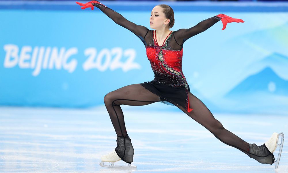 Rusia gana oro en patinaje artístico tras salto histórico de Kamila Valieva