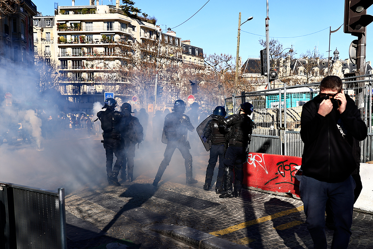 Policía dispara gases lacrimógenos contra convoy de protesta en París