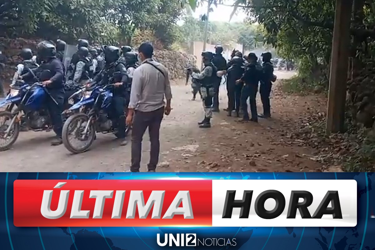 Maestros de la CNTE se enfrentan a policías en Uruapan, Michoacán