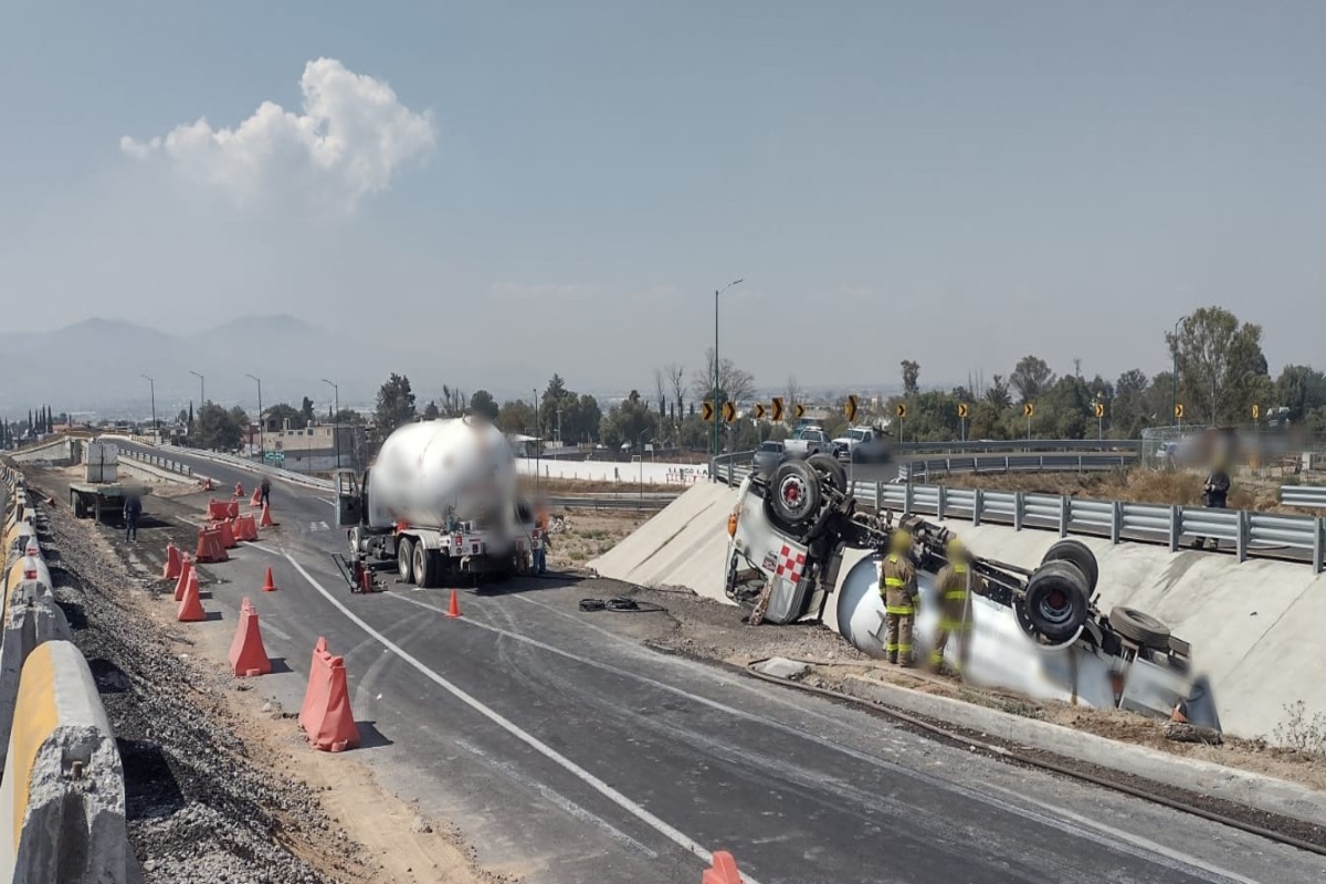 Vuelca pipa en la autopista México-Pachuca; cierran circulación