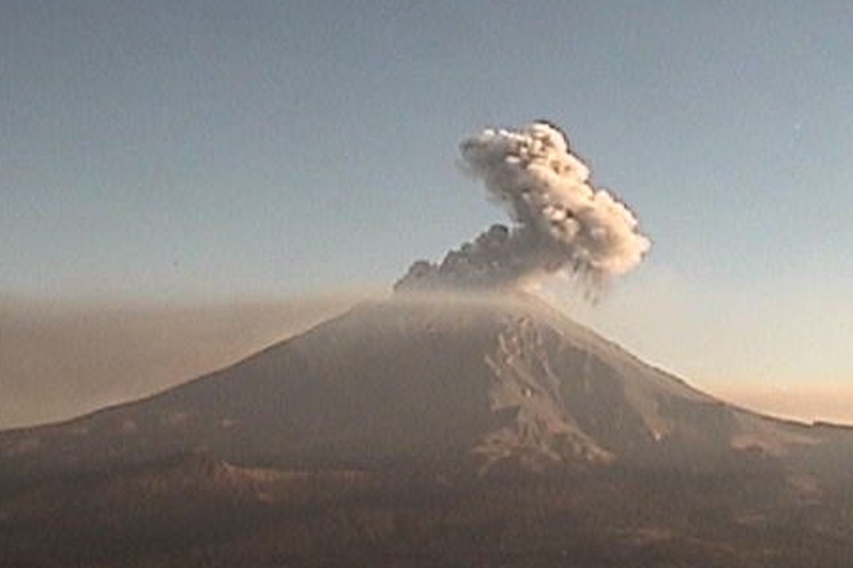 Volcán Popocatépetl registra exhalación y columna de ceniza