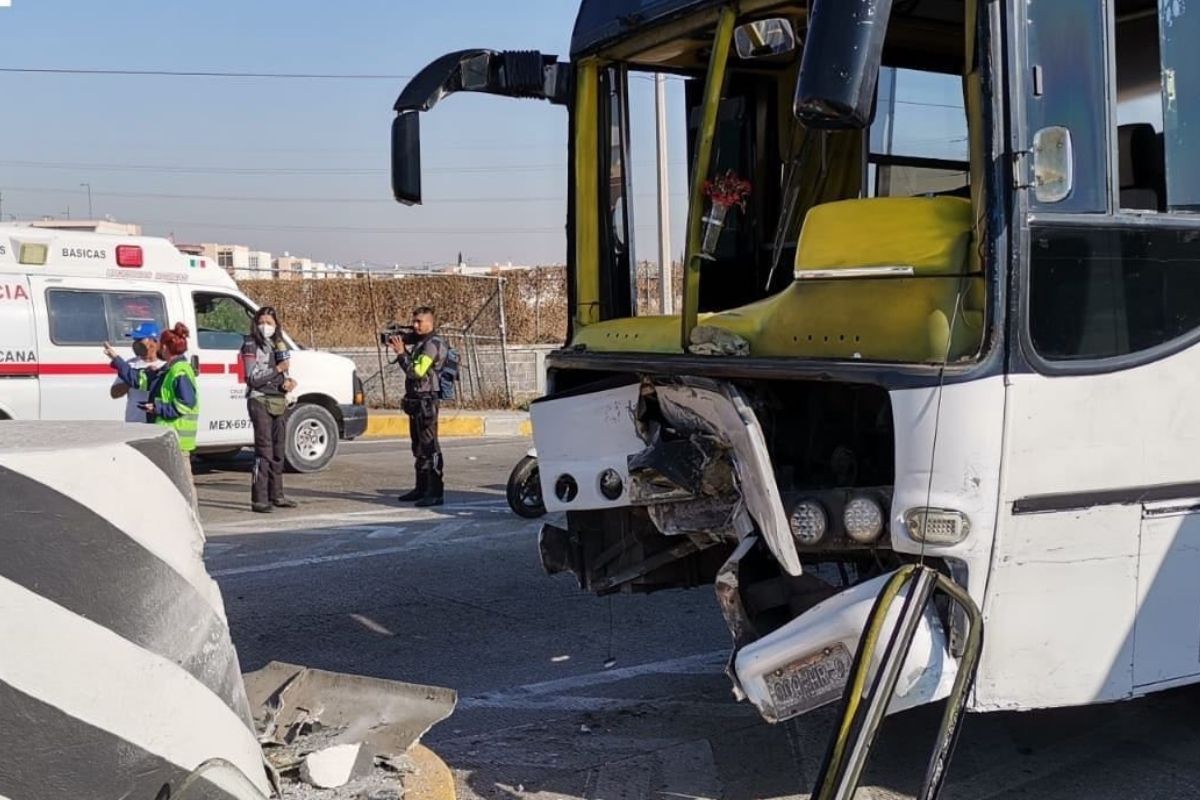 Camión se impacta en autopista México-Pachuca; 30 pasajeros resultaron heridos