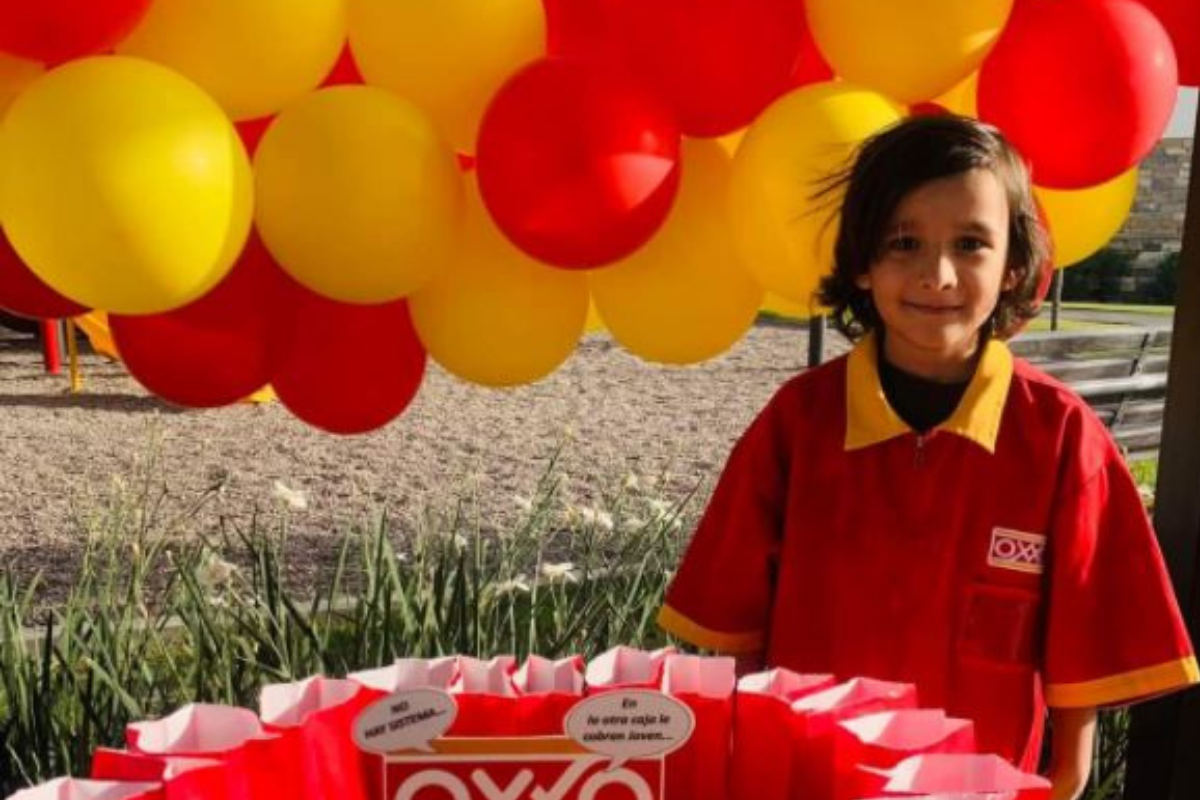 Niño enternece redes sociales con fiesta temática de OXXO; la empresa le da un obsquio