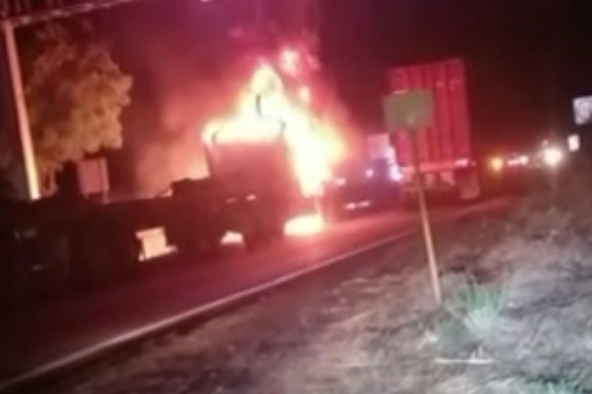 Reportan camiones incendiados en Colima tras detención del supuesto líder del CJNG