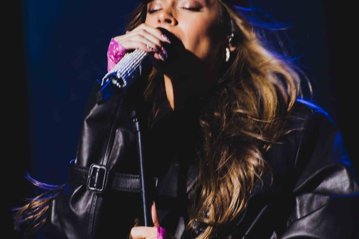 Así fue sorprendida Tini Stoessel por una fan en pleno concierto