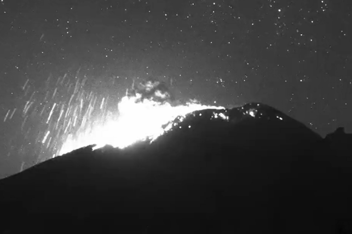 ¡Fuego! Volcán Popocatépetl registra explosión moderada