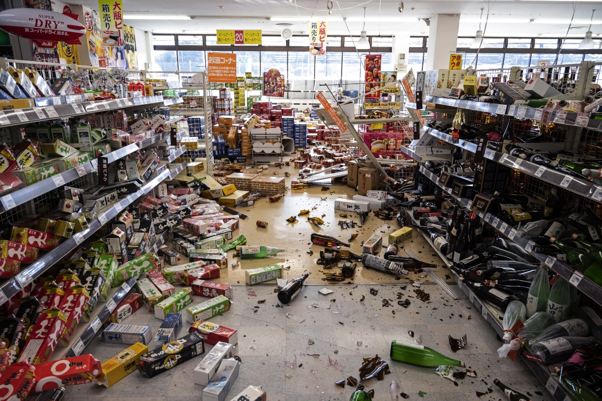 Suman cuatro muertos y 107 heridos tras fuerte sismo en Japón