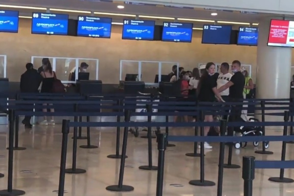 Más de 400 turistas rusos pasan dificultades para salir del aeropuerto de Cancún