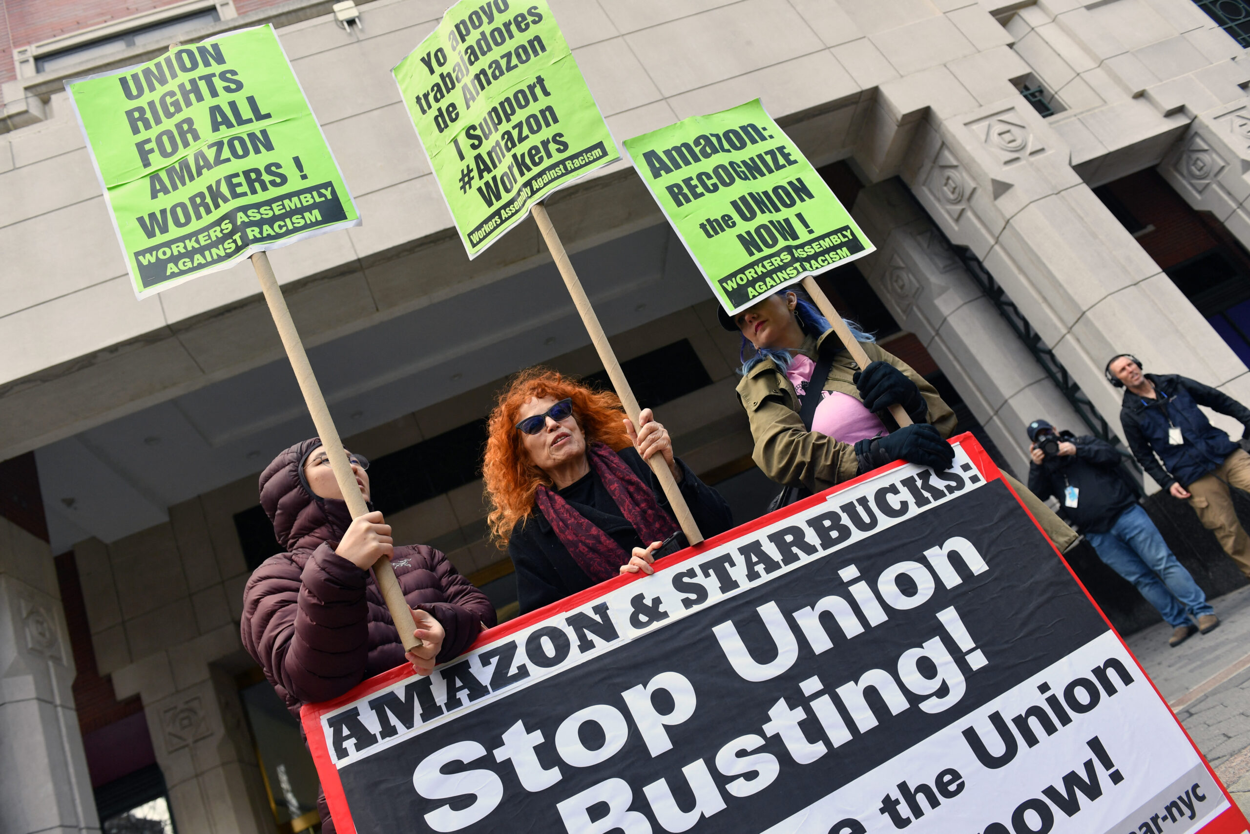 Trabajadores aprueban en Nueva York el primer sindicato de Amazon en EU