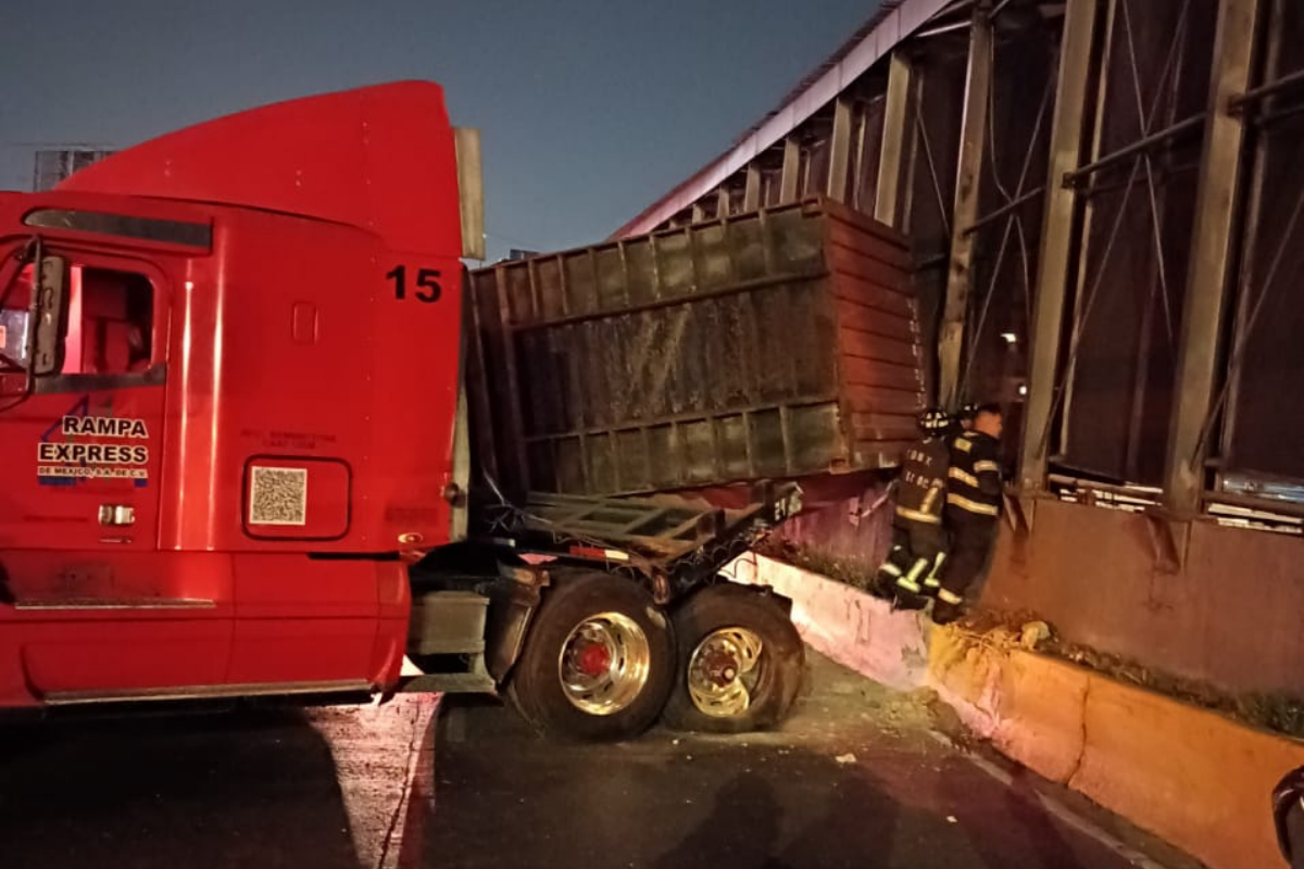 Trailer choca contra muro de contención del Metro en Circuito Interior