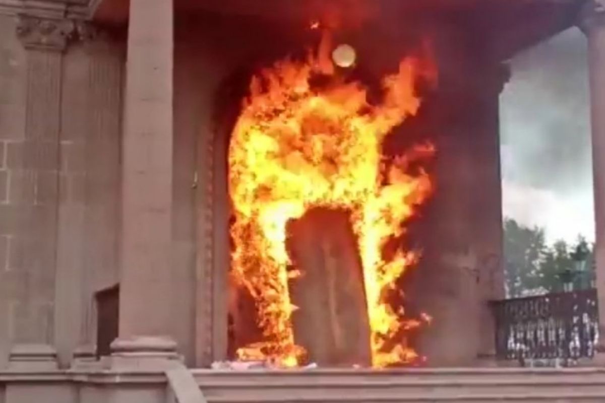 Manifestantes prenden fuego a puertas del Palacio de Gobierno en NL