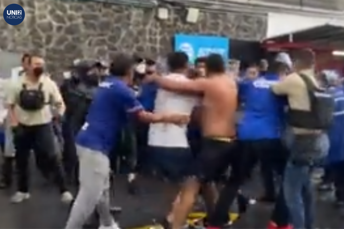 Aficionados de Cruz Azul y personal de seguridad se enfrentan en Estadio Azteca