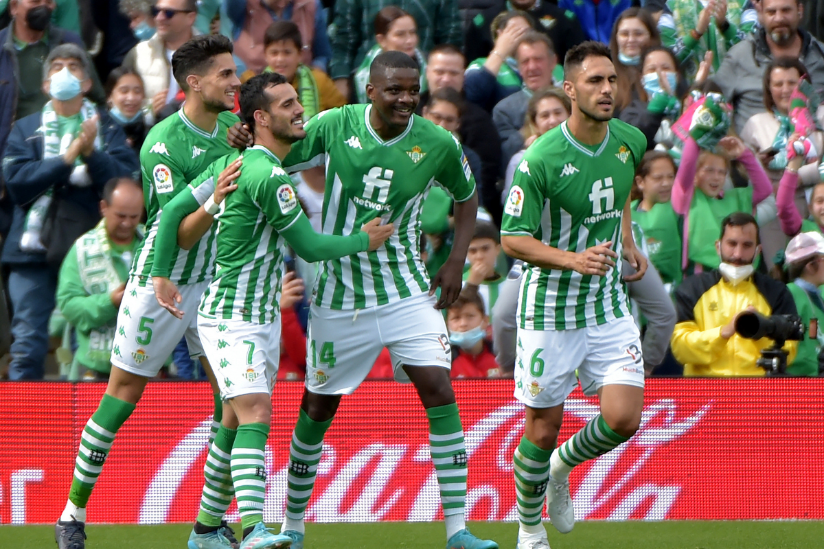 Real Betis golea 4-1 al Osasuna y se acerca a puestos de Champions League