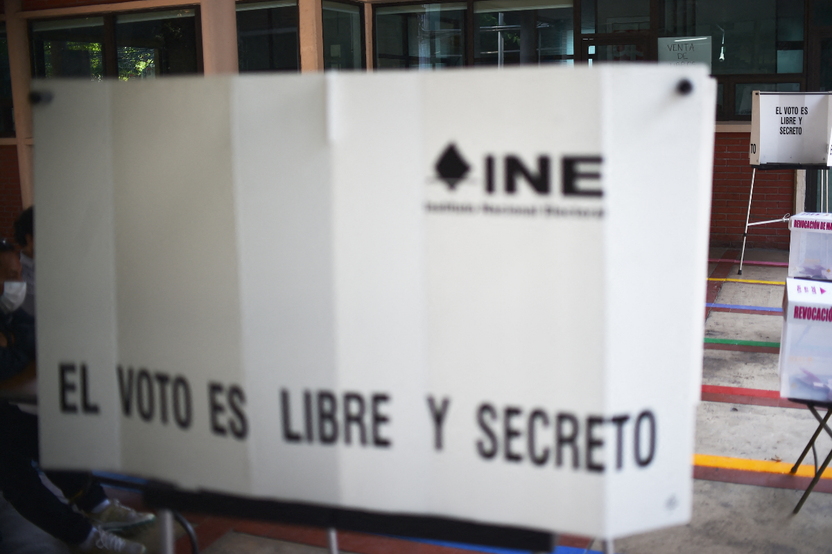 INE continúa con sanciones en pleno día de elecciones por Revocación