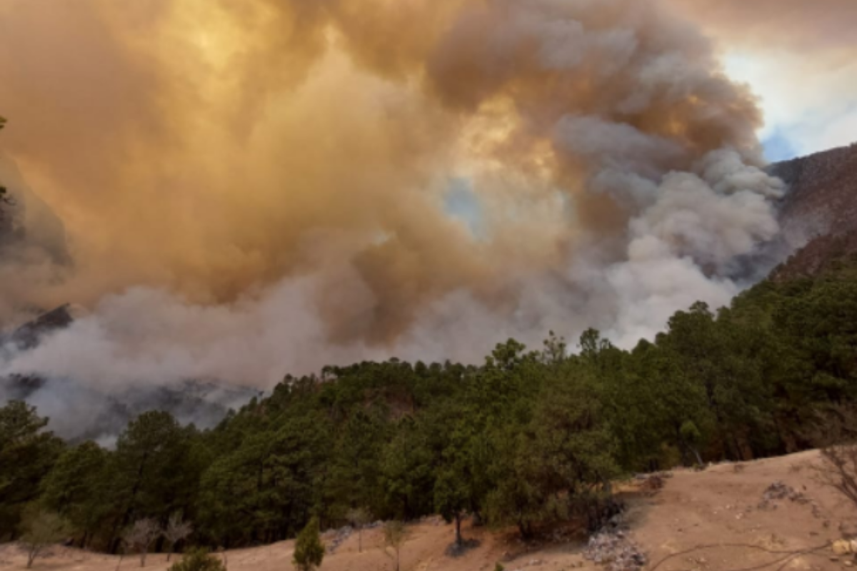 Avión King Air bombardeará nubes para sofocar incendio en Sierra de Santiago