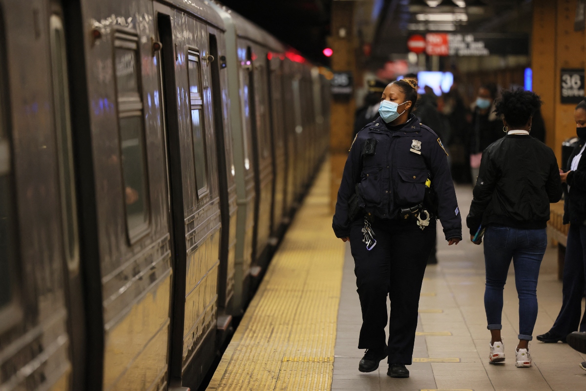 Policía intensifica búsqueda del atacante en Metro de Nueva York