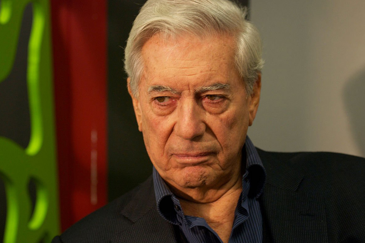 Hospitalizan por Covid-19 a Vargas Llosa; “evoluciona favorablemente”, informan sus hijos