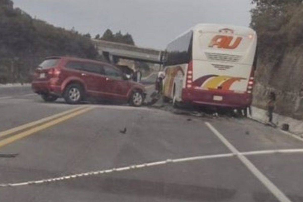 Al menos dos muertos tras accidente de camioneta con migrantes en Veracruz