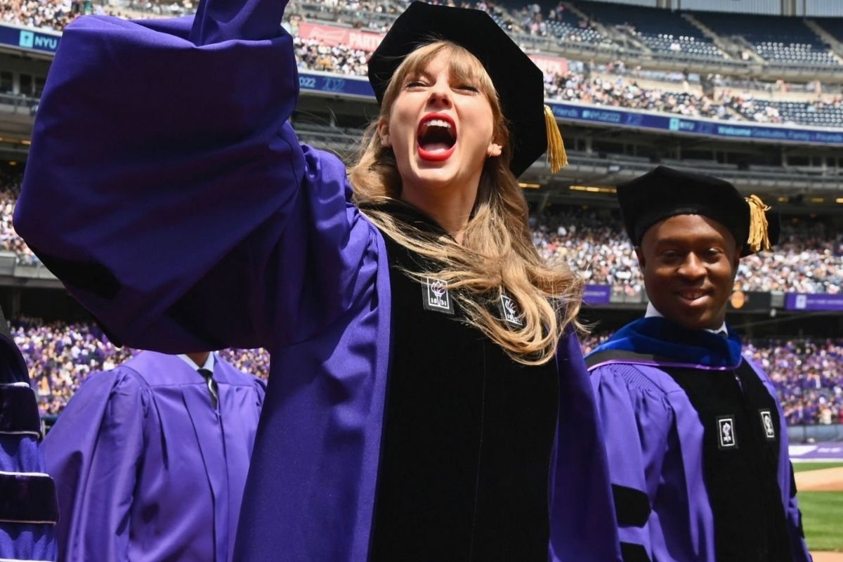 Taylor Swift recibe doctorado Honoris Causa de Universidad de Nueva York con toga y birrete