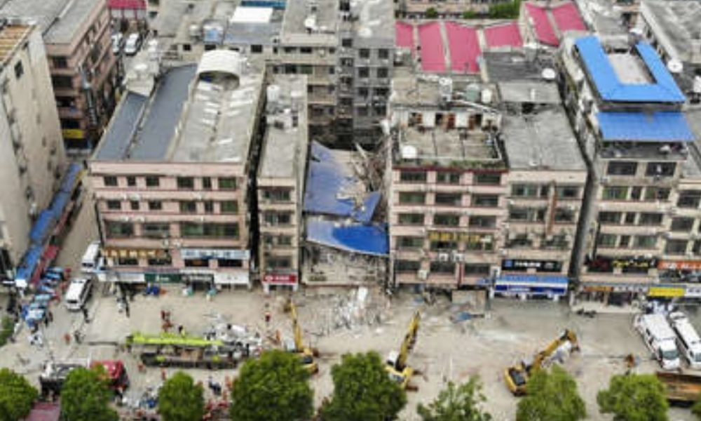 Encuentran a sobreviviente tres días después del derrumbe de un inmueble en China