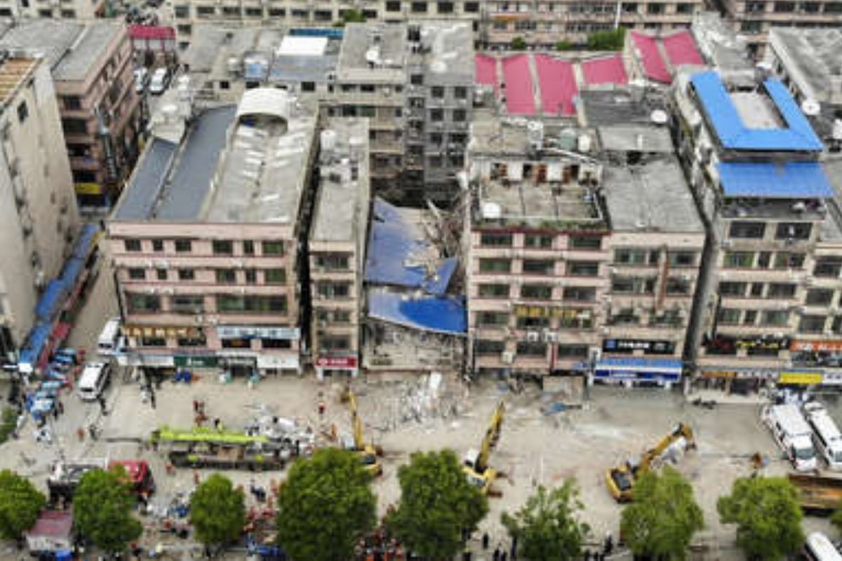 Encuentran a sobreviviente tres días después del derrumbe de un inmueble en China