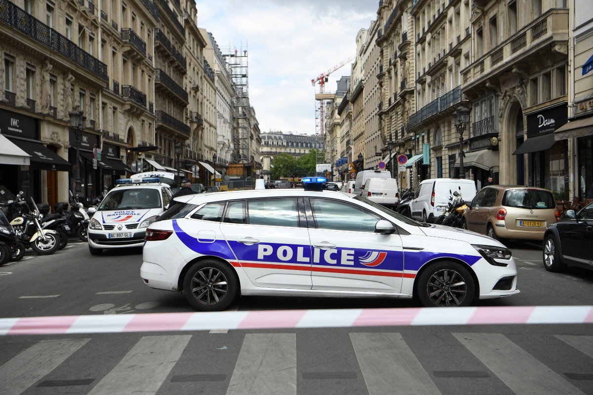 ¡De película! En pleno día roban joyería de lujo en París