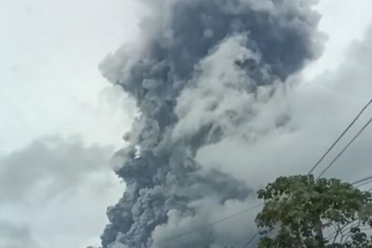 Ciudad filipina cubierta de cenizas tras una segunda erupción volcánica de Bulusan