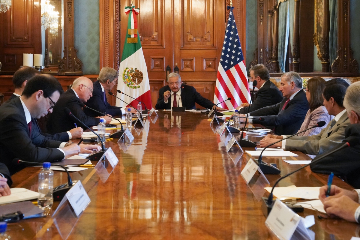 Tras reunión, AMLO y John Kerry acuerdan acelerar energías limpias